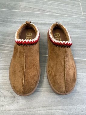 Beach by Matisse Brown Suede Slip-On Shoes with Red, Brown and White Trim. Sz 7